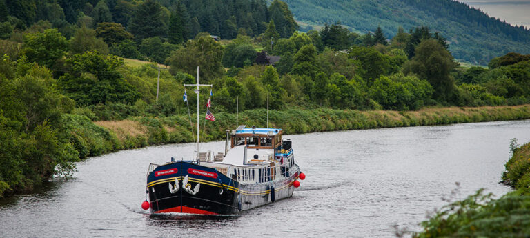 europe-scotland-scottish-highlander-moored_2