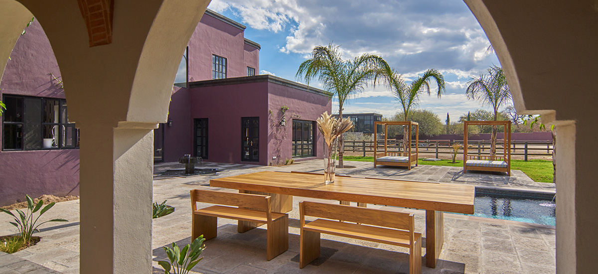 hacienda-cielo-outside-table