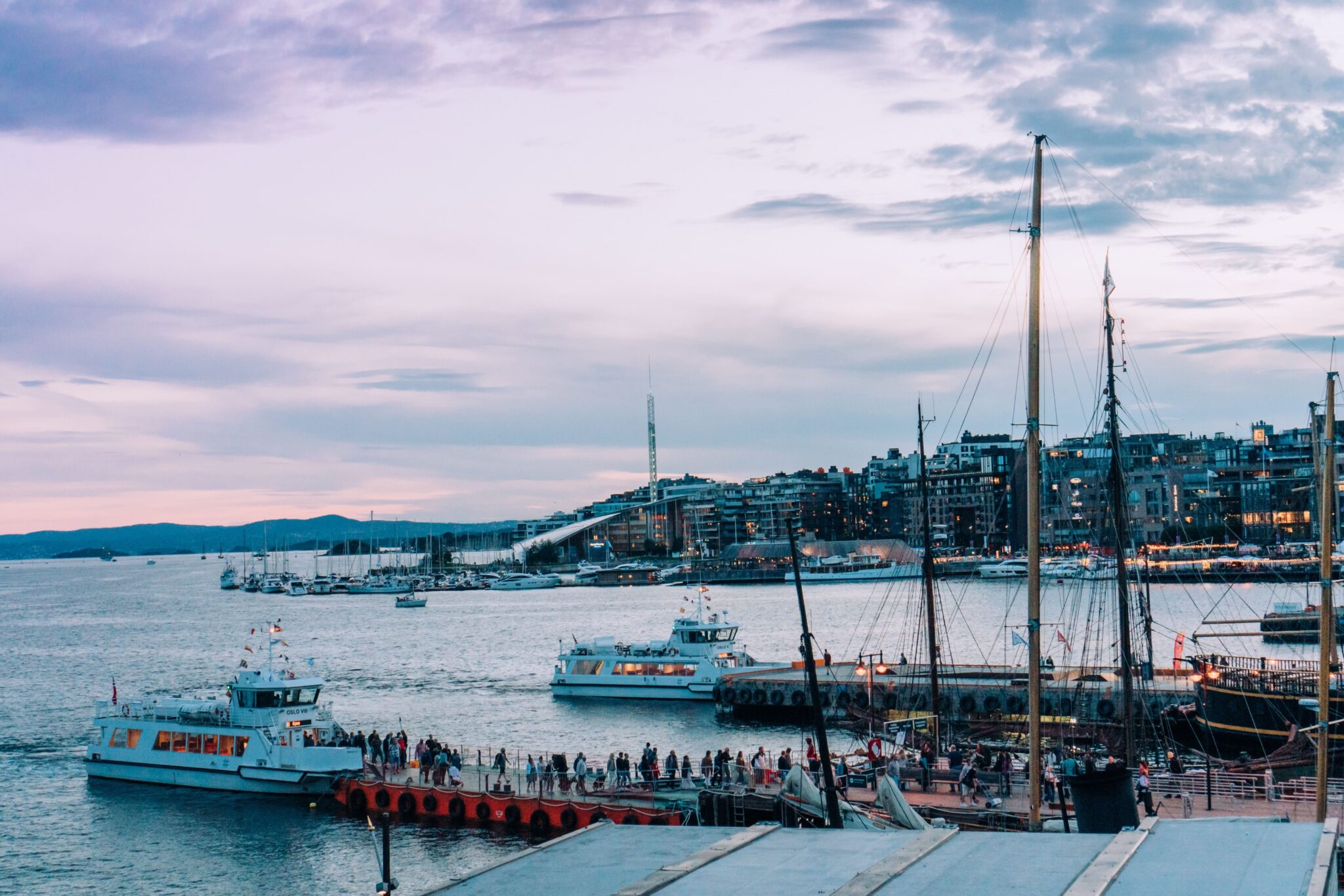 oslo-harbor-filled-with-sailboats-and-tourists-2026-03-09-08-45-21-utc