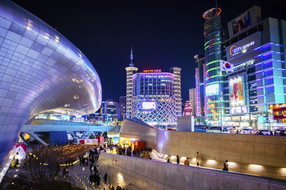 Corea; Korea; Seul; Seúl; Viaje; SFW Seoul Fashion Week; Dongdaemun Design Plaza diseñado por Zaha Hadid y Samoo; Telva; Cosmética; Belleza; Beauty; ; Barrio ; Seoul; Corea del Sur
TELVA 963 JULIO 2019 VIAJE Corea-
